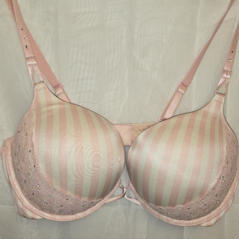 Victoria's Secret Miraculous Plunge Size 38C. Push up padding.